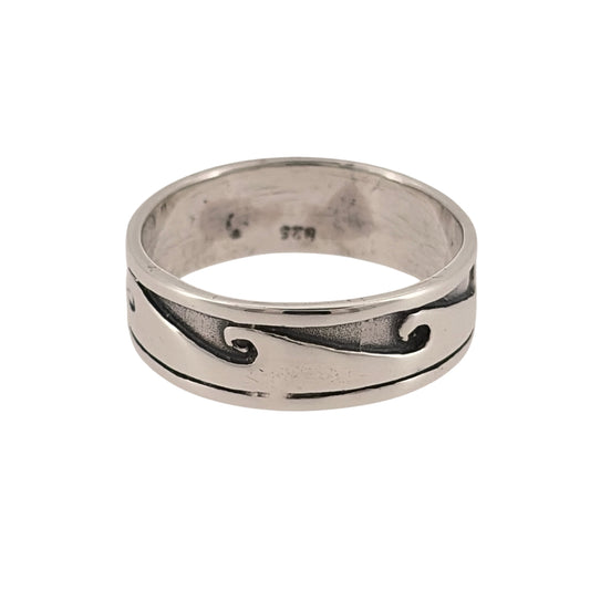 Add a distinctive piece to your jewellery collection with this pre-owned 925 sterling silver wave band ring, featuring a flowing wave design and a substantial 7mm width.

Design: The ring features a decorative wave pattern, with flowing curves creating a modern and timeless appearance suitable for everyday wear.
Material: Made from 925 sterling silver, offering a classic silver finish that complements the wave design.