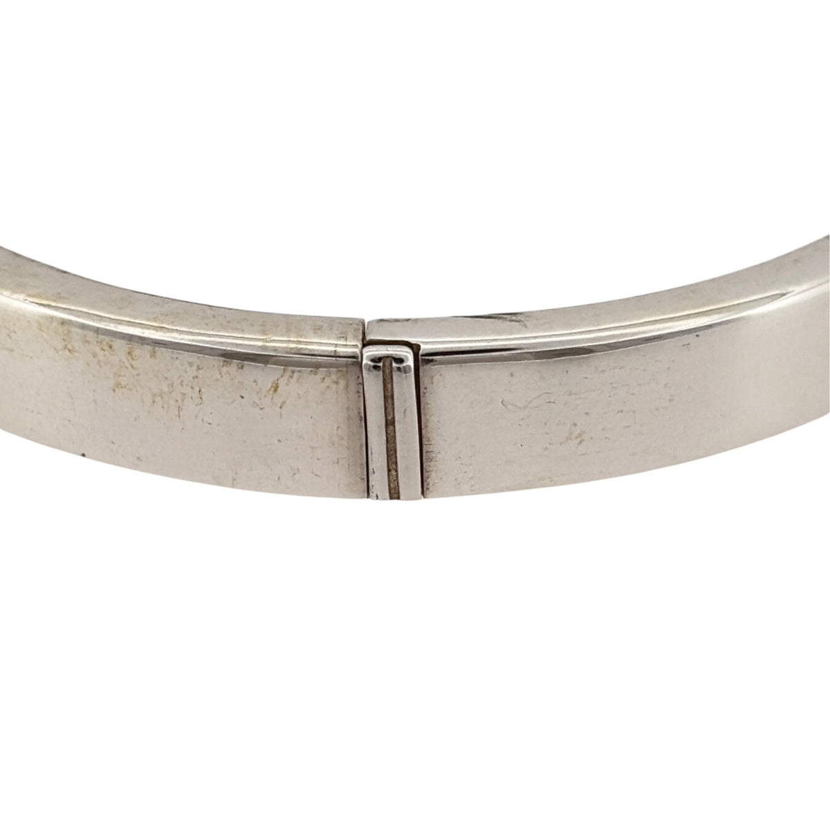 Add an elegant piece to your jewellery collection with this pre-owned 925 sterling silver and mother of pearl bangle, featuring beautiful mother of pearl detailing and a classic silver finish.

Design: The bangle features a timeless design with decorative mother of pearl detailing, creating an elegant and versatile appearance.
Material: Made from 925 sterling silver, complemented by mother of pearl.