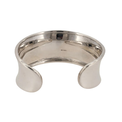 Make a statement with this pre-owned 925 sterling silver wide cuff bangle, featuring a bold design and a substantial weight of 32 grams.

Design: The bangle features a classic wide cuff design, creating a bold and contemporary appearance suitable for everyday wear or special occasions.
Material: Made from 925 sterling silver, offering a timeless silver finish.
Bangle Detail: The front of the bangle measures approximately 3cm wide, creating a striking statement design.