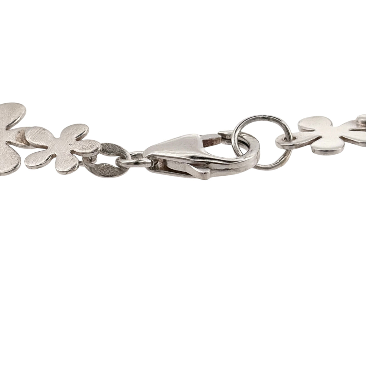Add a decorative piece to your jewellery collection with this pre-owned 925 sterling silver flower link bracelet, featuring a pretty floral design and a classic silver finish.

Design: The bracelet features a series of flower-inspired links, creating an attractive and feminine appearance suitable for everyday wear or special occasions.
Material: Made from 925 sterling silver, offering a timeless silver finish.