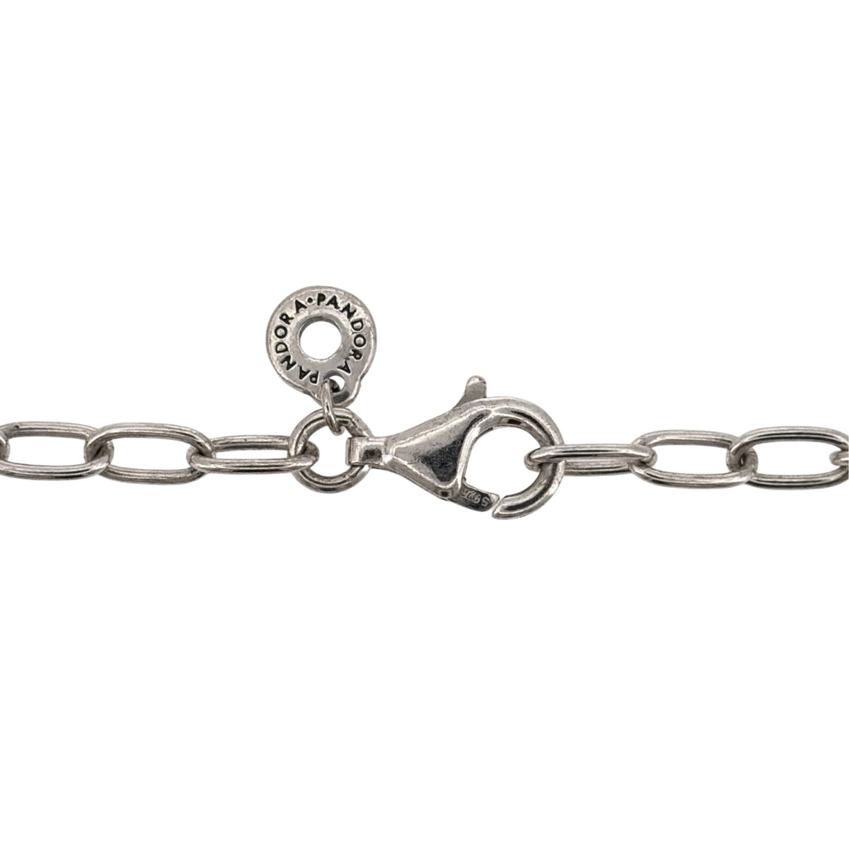 Add a versatile piece to your jewellery collection with this pre-owned 925 sterling silver Pandora oval paperclip style belcher chain, featuring elongated links and a classic silver finish.

Design: The chain features an oval paperclip style belcher link design, creating a modern and elegant appearance suitable for everyday wear.
Material: Made from 925 sterling silver, offering a timeless silver finish.