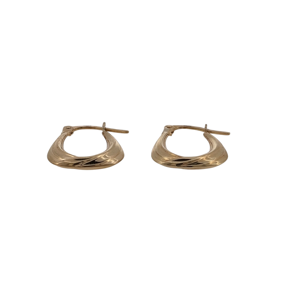 Add a charming touch to your jewellery collection with these pre-owned 9ct yellow gold handbag creole earrings, featuring a distinctive handbag-inspired design and a classic gold finish.

Design: The earrings feature a decorative handbag-style creole design, creating a unique and attractive appearance suitable for everyday wear.
Material: Made from 9ct yellow gold, offering a classic warm gold finish.