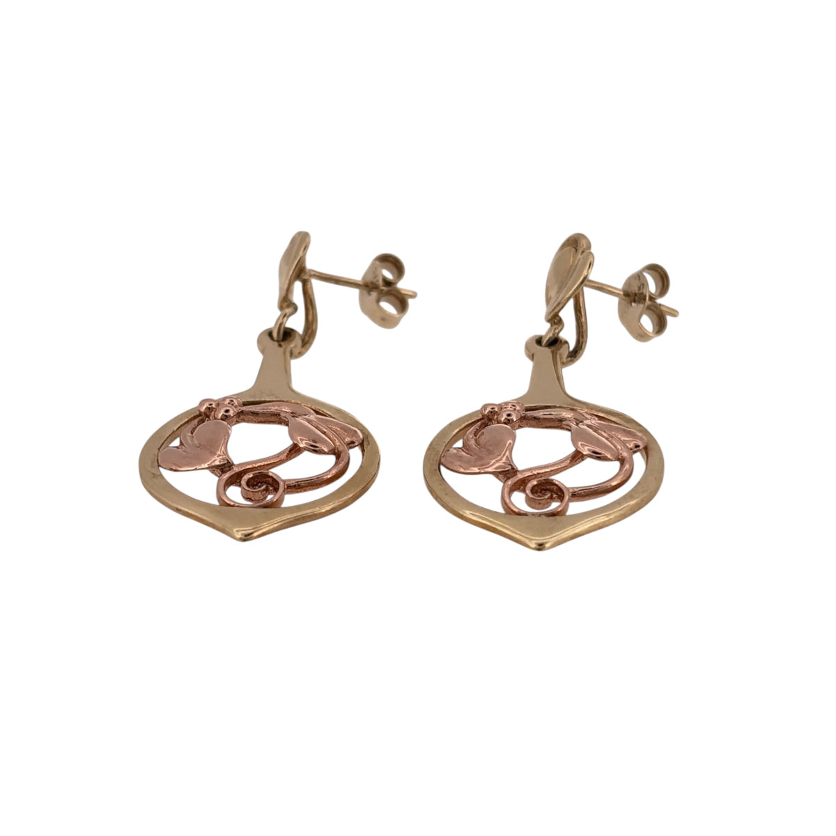 Add a meaningful piece to your jewellery collection with these pre-owned 9ct yellow and rose gold Clogau Tree of Life drop earrings, featuring the iconic Tree of Life design with contrasting gold detailing.

Design: The earrings feature Clogau's Tree of Life design, with delicate rose gold detailing inspired by nature and symbolising growth, strength and connection.
Material: Made from 9ct yellow and rose gold, offering a beautiful two-tone gold finish.
