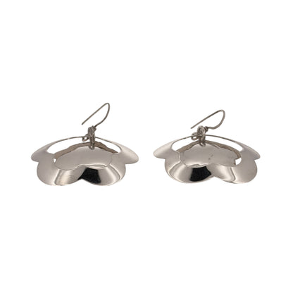 Add a decorative floral touch to your jewellery collection with these pre-owned 925 sterling silver double flower drop earrings, featuring an attractive two-flower design and a classic silver finish.

Design: The earrings feature a double flower design, combining two floral motifs to create an elegant and eye-catching appearance.
Material: Made from 925 sterling silver, offering a timeless silver finish that complements the decorative flower detailing.