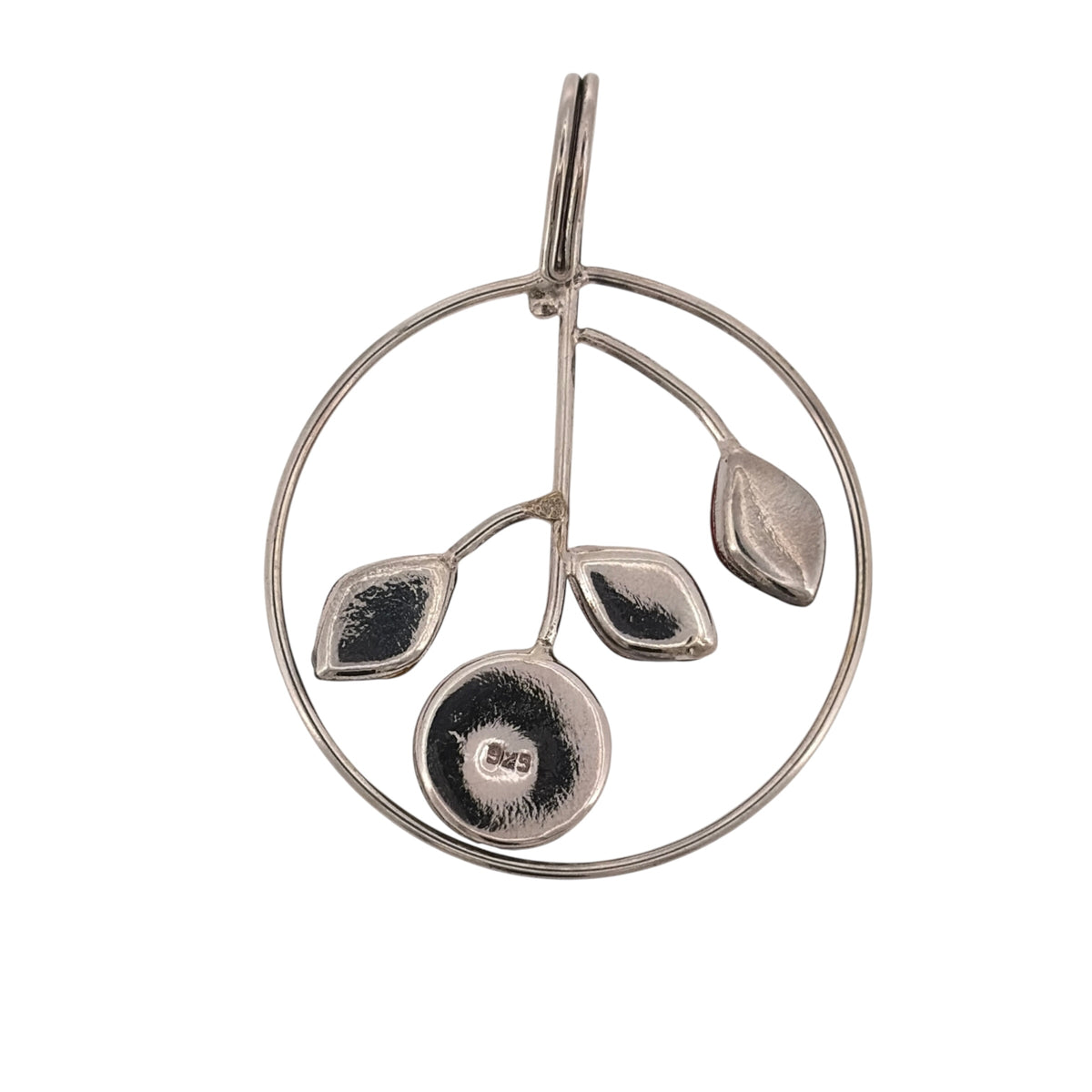 Add a colourful and decorative piece to your jewellery collection with this pre-owned 925 sterling silver red stone and shell stone set flower style round pendant, featuring an attractive floral-inspired design.

Design: The pendant features a round flower-style design, combining red stones and shell detailing to create a distinctive and colourful appearance.
Material: Made from 925 sterling silver, offering a classic silver finish that complements the decorative stones.