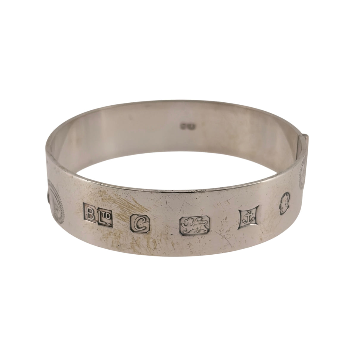 Add a bold and decorative piece to your jewellery collection with this pre-owned 925 sterling silver swirl patterned hinged bangle, featuring an elegant swirling design and a substantial weight of 37.50 grams.

Design: The bangle features decorative swirl patterns, creating an eye-catching and timeless appearance.
Material: Made from 925 sterling silver, offering a classic silver finish that complements the patterned detailing.