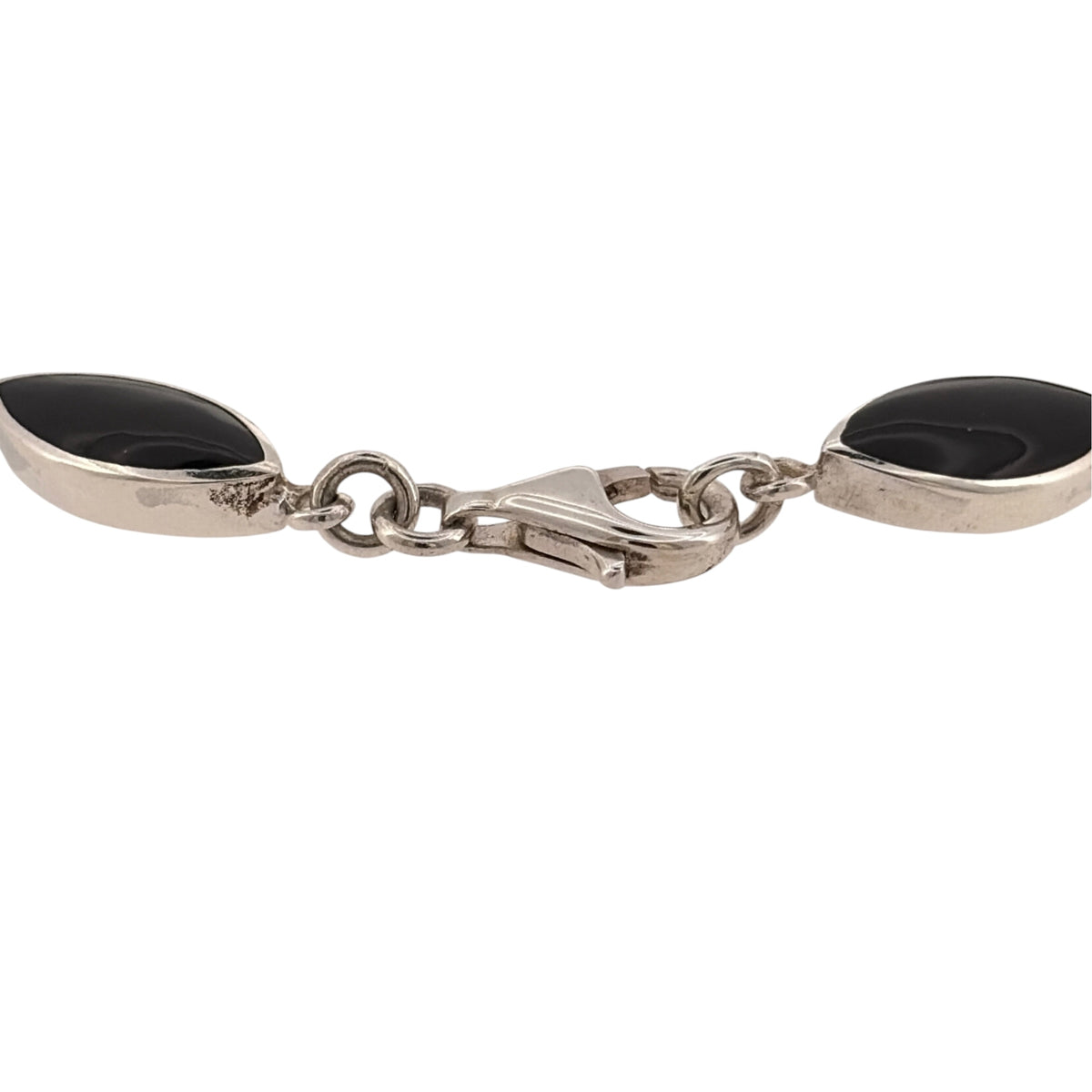 Add an elegant piece to your jewellery collection with this pre-owned 925 sterling silver and black onyx marquise bracelet, featuring decorative black onyx stones set within a classic silver design.

Design: The bracelet features a marquise-style design, with black onyx stones creating a distinctive and timeless appearance.
Material: Made from 925 sterling silver, offering a classic silver finish that contrasts beautifully with the black onyx stones.