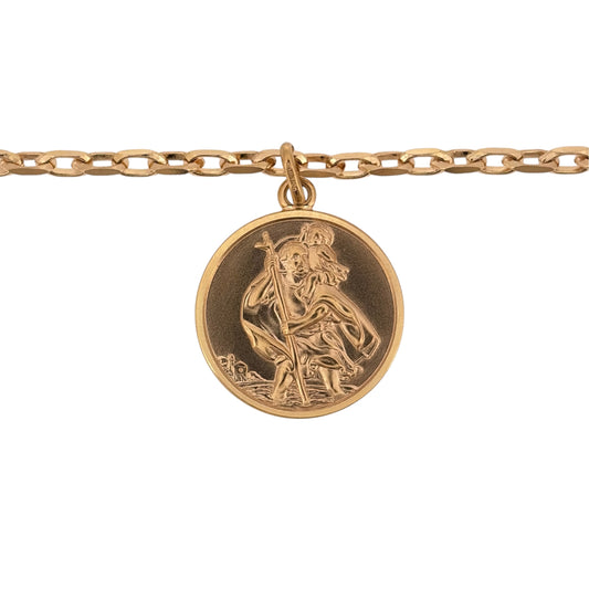 Add a meaningful piece to your jewellery collection with this pre-owned 9ct yellow gold round St Christopher pendant necklace, featuring a traditional St Christopher design suspended from an 18-inch faceted belcher chain.

Design: The necklace features a classic round St Christopher pendant, traditionally associated with protection and safe travels, creating a timeless and meaningful piece of jewellery.
Material: Made from 9ct yellow gold, offering a traditional warm gold finish.