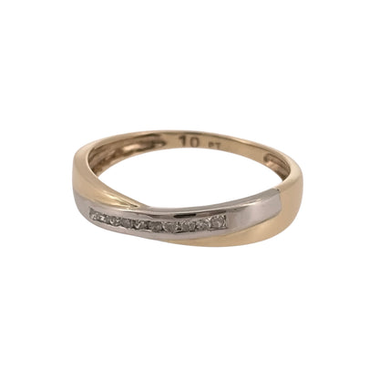 Add an elegant piece to your jewellery collection with this pre-owned 9ct yellow and white gold diamond crossover band ring, featuring a stylish two-tone design with delicate diamond detailing.

Design: The ring features a classic crossover design, combining yellow and white gold for a distinctive and timeless appearance.
Material: Made from 9ct yellow and white gold, offering a contrasting two-tone finish.