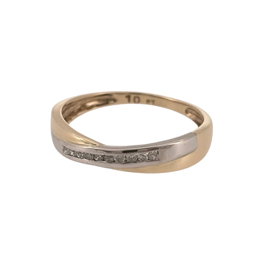 Add an elegant piece to your jewellery collection with this pre-owned 9ct yellow and white gold diamond crossover band ring, featuring a stylish two-tone design with delicate diamond detailing.

Design: The ring features a classic crossover design, combining yellow and white gold for a distinctive and timeless appearance.
Material: Made from 9ct yellow and white gold, offering a contrasting two-tone finish.