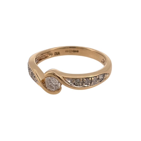 Add an elegant piece to your jewellery collection with this pre-owned 18ct yellow gold and diamond twist solitaire ring, featuring a beautiful brilliant cut diamond complemented by diamond-set shoulders.

Design: The ring features a classic twist solitaire design, with a central brilliant cut diamond and flowing shoulders creating an attractive and timeless appearance.
Material: Made from 18ct yellow gold, offering a traditional warm gold finish.