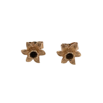 Add a touch of Welsh heritage to your jewellery collection with these pre-owned 9ct yellow Welsh gold daffodil stud earrings, featuring a beautiful floral design inspired by the national flower of Wales.

Design: The earrings feature a traditional daffodil design, creating an attractive and meaningful appearance that celebrates Welsh heritage.
Material: Made from 9ct yellow Welsh gold, offering a classic warm gold finish.