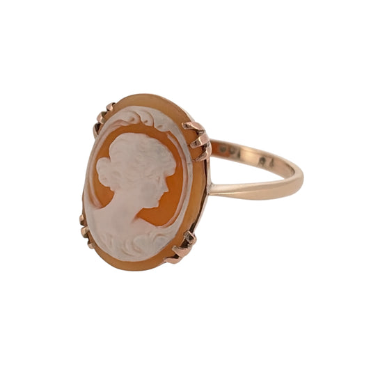 Add a touch of vintage elegance to your jewellery collection with this pre-owned 9ct yellow gold and cameo ring, featuring a beautiful oval cameo stone in a traditional gold design.

Design: The ring features a classic oval cameo design, creating an elegant and timeless appearance with a vintage-inspired feel.
Material: Made from 9ct yellow gold, offering a traditional warm gold finish that complements the cameo.