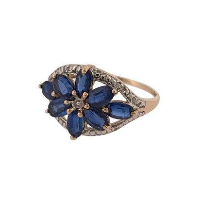 Add a colourful and elegant touch to your jewellery collection with this pre-owned 9ct yellow and white gold blue stone flower ring, featuring a decorative floral design complemented by beautiful blue stone detailing.

Design: The ring features a charming flower design, combining yellow and white gold with blue stones to create an attractive and distinctive appearance.
Material: Made from 9ct yellow and white gold, offering a contrasting two-tone finish that complements the blue stones.