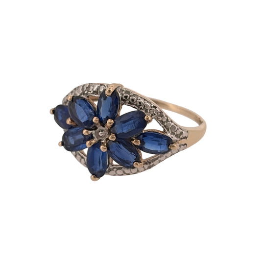 Add a colourful and elegant touch to your jewellery collection with this pre-owned 9ct yellow and white gold blue stone flower ring, featuring a decorative floral design complemented by beautiful blue stone detailing.

Design: The ring features a charming flower design, combining yellow and white gold with blue stones to create an attractive and distinctive appearance.
Material: Made from 9ct yellow and white gold, offering a contrasting two-tone finish that complements the blue stones.