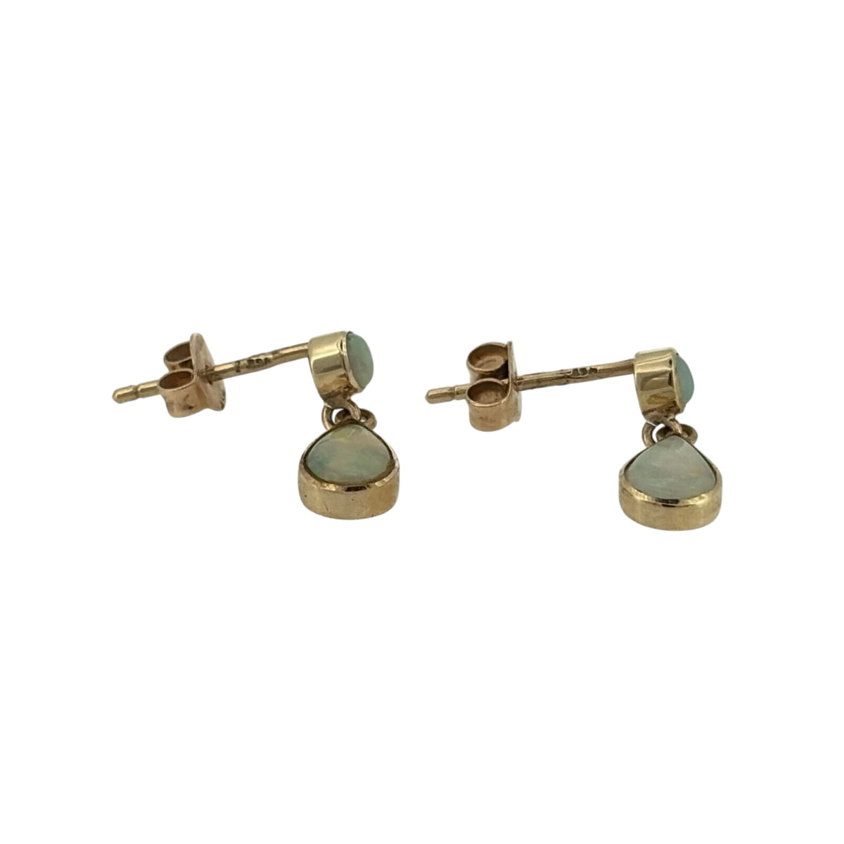 Add a delicate touch of colour to your jewellery collection with these pre-owned 9ct yellow gold and opalique drop earrings, featuring beautiful opalique stones in a classic gold design.

Design: The earrings feature an elegant drop design, with opalique stones creating an attractive and timeless appearance.
Material: Made from 9ct yellow gold, offering a traditional warm gold finish that complements the colourful tones of the opalique stones.
