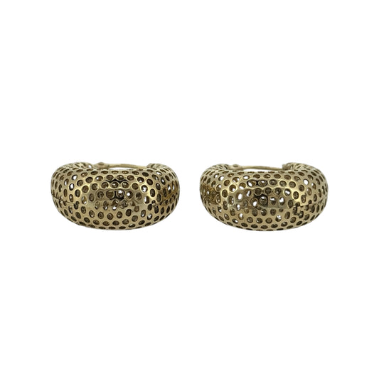 Add a decorative touch to your jewellery collection with these pre-owned 9ct yellow gold dot textured oval creole earrings, featuring an elegant oval shape with distinctive dotted detailing.

Design: The earrings feature a classic oval creole hoop design with a dot textured pattern, creating an attractive and timeless appearance.
Material: Made from 9ct yellow gold, offering a traditional warm gold finish.