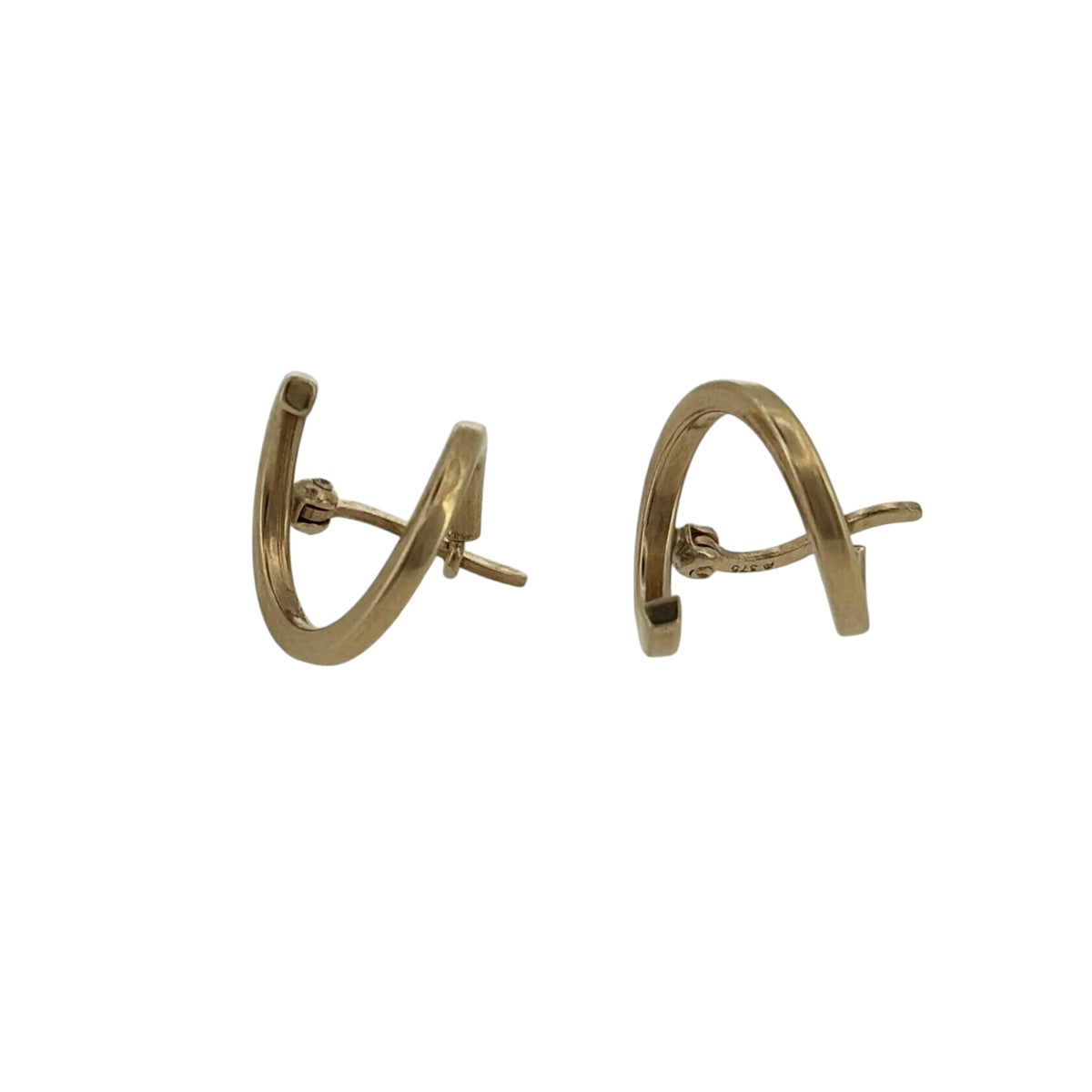 Add a delicate touch to your jewellery collection with these pre-owned 9ct yellow gold swirl hoop creole earrings, featuring decorative swirling detailing and a classic gold finish.

Design: The earrings feature a traditional round creole hoop design with an elegant swirl pattern, creating an attractive and timeless appearance.
Material: Made from 9ct yellow gold, offering a classic warm gold finish.