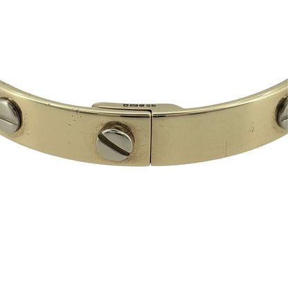 Add a distinctive piece to your jewellery collection with this pre-owned 9ct yellow and white gold screw detail bangle, featuring an elegant two-tone design with a decorative screw fastening.

Design: The bangle features a classic circular design with contrasting yellow and white gold detailing, creating a stylish and contemporary appearance.
Material: Made from 9ct yellow and white gold, offering an attractive two-tone finish.
