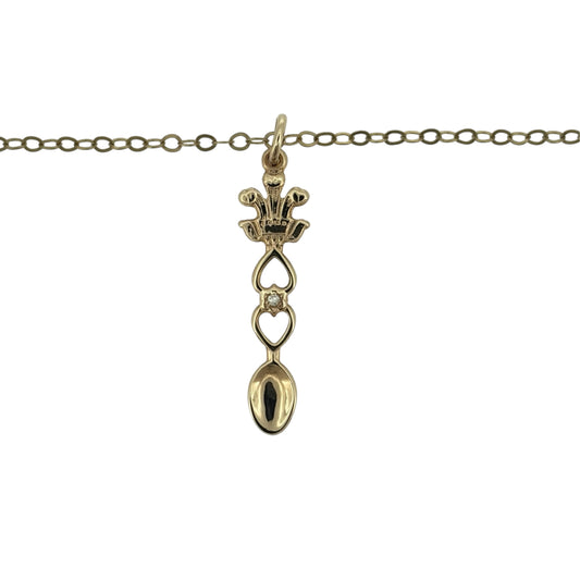 Add a meaningful touch of Welsh heritage to your jewellery collection with this pre-owned 9ct yellow gold and diamond lovespoon pendant necklace, featuring a traditional Welsh-inspired design suspended from an 18-inch trace chain.

Design: The necklace features a decorative Welsh lovespoon pendant, combining traditional symbolism with elegant diamond detailing.
Material: Made from 9ct yellow gold, offering a classic warm gold finish that complements the diamond.