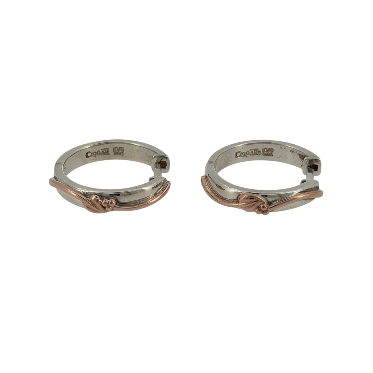 Add a meaningful touch to your jewellery collection with these pre-owned Clogau Tree of Life hoop earrings, combining 925 sterling silver with 9ct rose gold detailing in an elegant and symbolic design.

Design: The earrings feature a classic hoop style with decorative Tree of Life detailing, creating an attractive and timeless appearance inspired by nature.
Material: Made from 925 sterling silver with 9ct rose gold detailing, offering a beautiful contrasting two-tone finish.