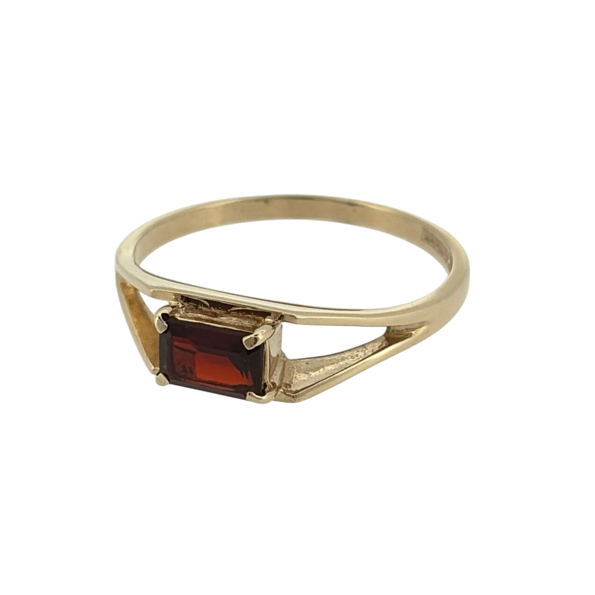 Add a classic touch of colour to your jewellery collection with this pre-owned 9ct yellow gold and garnet signet ring, featuring a beautiful rectangular garnet stone in a traditional gold design.

Design: The ring features a timeless signet-style design, with a rectangular garnet stone creating an elegant and distinctive appearance.
Material: Made from 9ct yellow gold, offering a traditional warm gold finish that beautifully complements the rich red tones of the garnet.