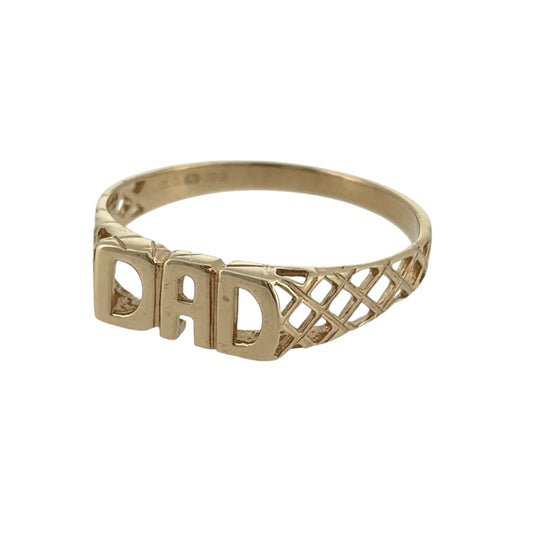 Add a meaningful touch to your jewellery collection with this pre-owned 9ct yellow gold Dad ring, featuring a sentimental design complemented by decorative open basket-style shoulders.

Design: The ring features a classic Dad design across the front of the band, creating a meaningful and distinctive appearance.
Material: Made from 9ct yellow gold, offering a traditional warm gold finish that complements the sentimental design.