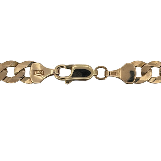 Add a timeless touch to your jewellery collection with this pre-owned 9ct yellow gold curb chain, featuring a classic interlocking link design in a traditional warm gold finish.

Design: The chain features a classic curb link design, with interlocking links creating a stylish and timeless appearance suitable for everyday wear or special occasions.
Material: Made from 9ct yellow gold, offering a traditional warm gold finish that complements the classic chain design.