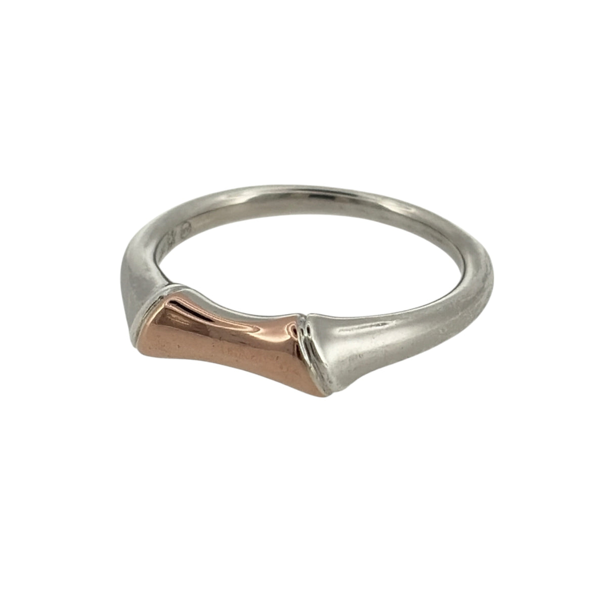 Add a nature-inspired touch to your jewellery collection with this pre-owned Clogau bamboo-style band ring, featuring a beautiful combination of 925 sterling silver and 9ct rose gold detailing in a decorative design.

Design: The ring features an elegant bamboo-inspired band design, combining natural-looking detailing with contrasting silver and rose gold tones to create a distinctive and attractive appearance.