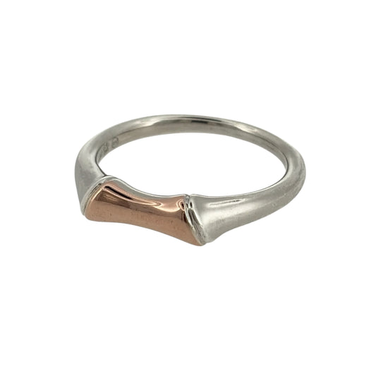 Add a nature-inspired touch to your jewellery collection with this pre-owned Clogau bamboo-style band ring, featuring a beautiful combination of 925 sterling silver and 9ct rose gold detailing in a decorative design.

Design: The ring features an elegant bamboo-inspired band design, combining natural-looking detailing with contrasting silver and rose gold tones to create a distinctive and attractive appearance.