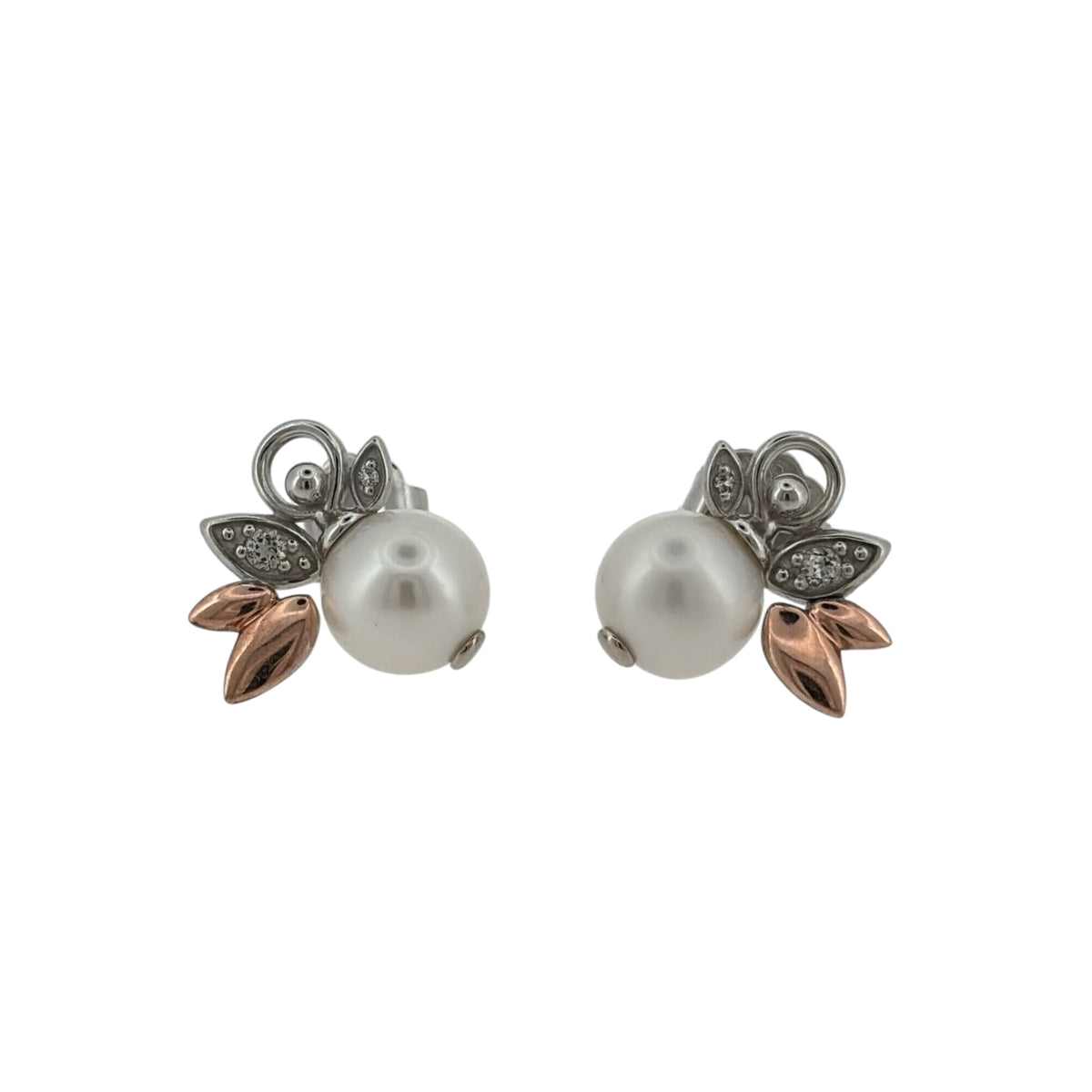Add an elegant touch to your jewellery collection with these pre-owned Clogau pearl and white topaz fan-style stud earrings, featuring beautiful pearls complemented by white topaz detailing and a combination of 925 sterling silver and 9ct rose gold.

Design: The earrings feature a decorative fan-inspired design, combining elegant pearls with white topaz stones and contrasting silver and rose gold tones to create a sophisticated and distinctive appearance.