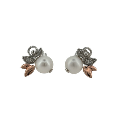 Add an elegant touch to your jewellery collection with these pre-owned Clogau pearl and white topaz fan-style stud earrings, featuring beautiful pearls complemented by white topaz detailing and a combination of 925 sterling silver and 9ct rose gold.

Design: The earrings feature a decorative fan-inspired design, combining elegant pearls with white topaz stones and contrasting silver and rose gold tones to create a sophisticated and distinctive appearance.