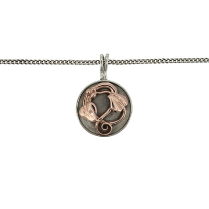 Add a meaningful touch to your jewellery collection with this pre-owned Clogau Tree of Life round pendant necklace, featuring a beautiful combination of 925 sterling silver and 9ct rose gold detailing, suspended from a classic 18-inch curb chain.

Design: The necklace features the iconic Clogau Tree of Life design within a round pendant, combining decorative nature-inspired detailing with contrasting silver and rose gold tones to create an elegant and symbolic appearance.
