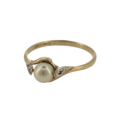 Add a timeless touch of elegance to your jewellery collection with this pre-owned 9ct yellow gold diamond and pearl ring, featuring a beautiful pearl complemented by delicate diamond detailing.

Design: The ring features a classic pearl and diamond design, combining the soft lustre of the pearl with elegant diamond accents to create a delicate and sophisticated appearance.
Material: Made from 9ct yellow gold, offering a traditional warm gold finish that beautifully complements the pearl and diamonds.
