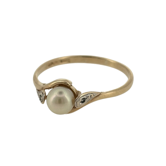 Add a timeless touch of elegance to your jewellery collection with this pre-owned 9ct yellow gold diamond and pearl ring, featuring a beautiful pearl complemented by delicate diamond detailing.

Design: The ring features a classic pearl and diamond design, combining the soft lustre of the pearl with elegant diamond accents to create a delicate and sophisticated appearance.
Material: Made from 9ct yellow gold, offering a traditional warm gold finish that beautifully complements the pearl and diamonds.