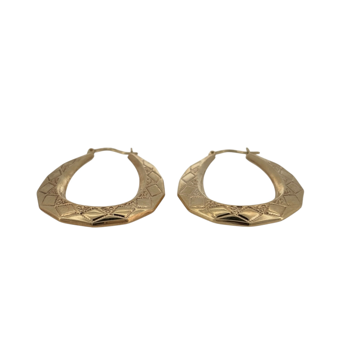 Add a classic touch to your jewellery collection with these pre-owned 9ct yellow gold patterned oval creole earrings, featuring a decorative patterned design in a traditional warm gold finish.

Design: The earrings feature an elegant oval creole design, with decorative patterned detailing creating an attractive and distinctive appearance.
Material: Made from 9ct yellow gold, offering a classic warm gold finish that beautifully complements the decorative pattern.