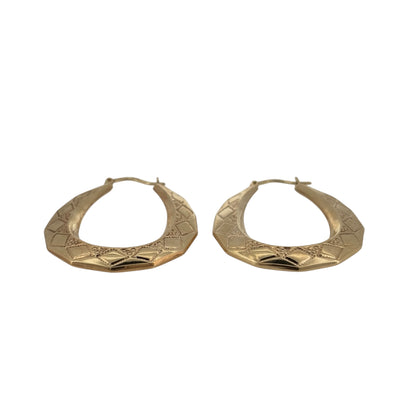Add a classic touch to your jewellery collection with these pre-owned 9ct yellow gold patterned oval creole earrings, featuring a decorative patterned design in a traditional warm gold finish.

Design: The earrings feature an elegant oval creole design, with decorative patterned detailing creating an attractive and distinctive appearance.
Material: Made from 9ct yellow gold, offering a classic warm gold finish that beautifully complements the decorative pattern.
