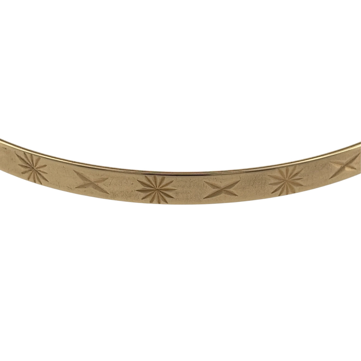 Add a timeless touch to your jewellery collection with this pre-owned 9ct solid yellow gold patterned bangle, featuring decorative detailing in a classic warm gold finish.

Design: The bangle features an elegant patterned design, with decorative detailing creating an attractive and distinctive appearance.
Material: Made from solid 9ct yellow gold, offering a traditional warm gold finish that beautifully complements the patterned design.