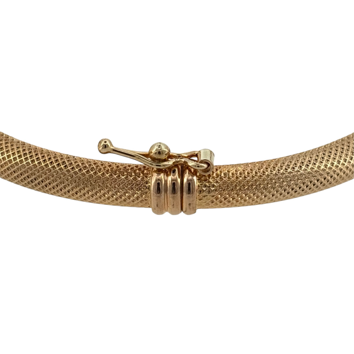 Add a classic touch to your jewellery collection with this pre-owned 9ct yellow gold textured hinged bangle, featuring a decorative textured finish in a traditional warm gold design.

Design: The bangle features an elegant textured design, with decorative detailing creating an attractive and timeless appearance.
Material: Made from 9ct yellow gold, offering a classic warm gold finish that beautifully complements the textured detailing.