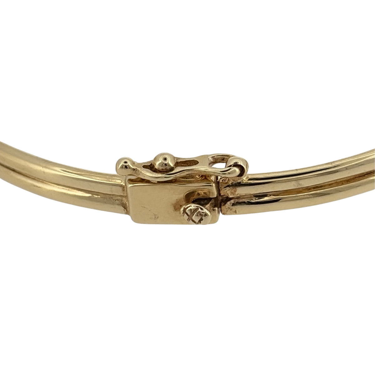 Add a touch of Welsh heritage and timeless elegance to your jewellery collection with this pre-owned 9ct yellow and rose gold Clogau hinged Vine/Tree of Life bangle, featuring a beautifully detailed design with meaningful everyday appeal—perfect for gifting, special occasions, or treasured daily wear.

Design: The bangle showcases an elegant Vine and Tree of Life inspired design measuring approximately 11mm high at the front.