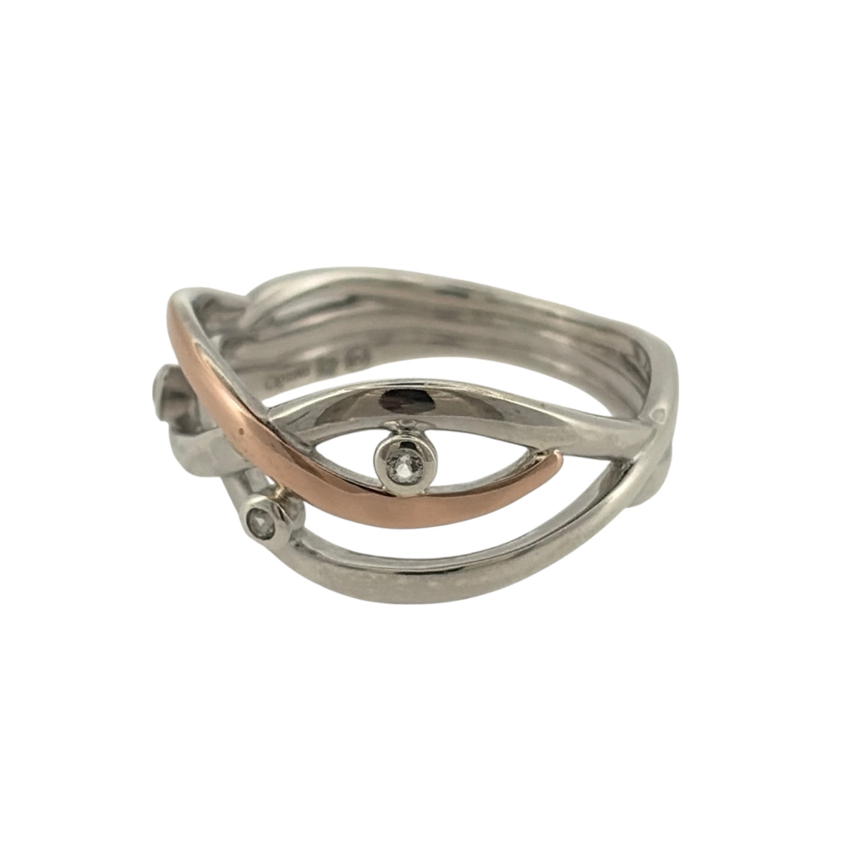 Add an elegant touch to your jewellery collection with this pre-owned 925 sterling silver, rose gold and white topaz split band ring, featuring a decorative open band design complemented by white topaz detailing.

Design: The ring features a stylish split band design, combining contrasting silver and rose gold tones with white topaz stones to create an attractive and contemporary appearance.