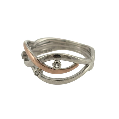 Add an elegant touch to your jewellery collection with this pre-owned 925 sterling silver, rose gold and white topaz split band ring, featuring a decorative open band design complemented by white topaz detailing.

Design: The ring features a stylish split band design, combining contrasting silver and rose gold tones with white topaz stones to create an attractive and contemporary appearance.