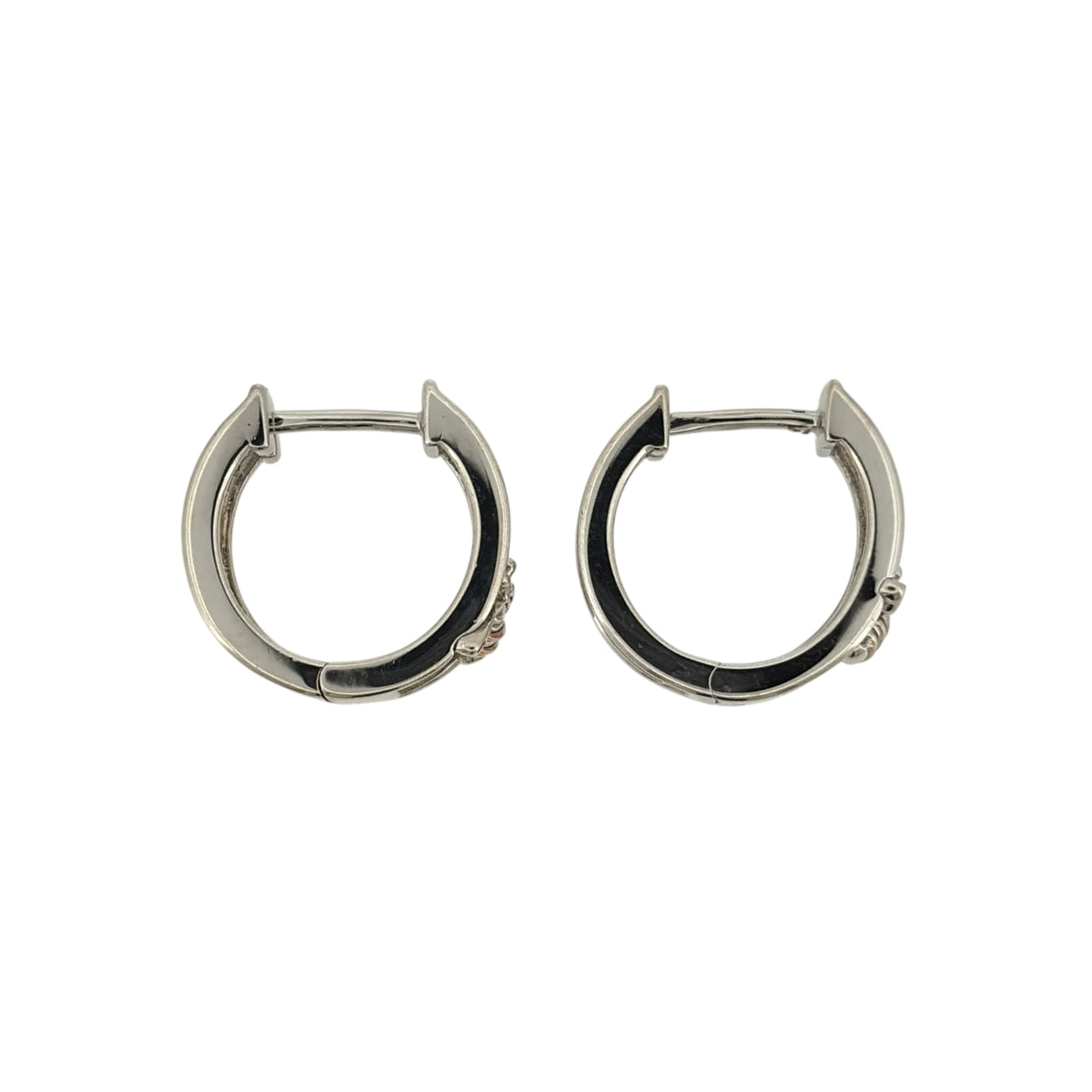 Add a charming touch to your jewellery collection with these pre-owned 925 sterling silver and 9ct rose gold Clogau Honeycomb Bee huggie hoop earrings, featuring a beautiful nature-inspired design in an elegant two-tone finish.

Design: The earrings feature Clogau's Honeycomb Bee design, incorporating delicate bee and honeycomb-inspired detailing for a distinctive and decorative appearance.