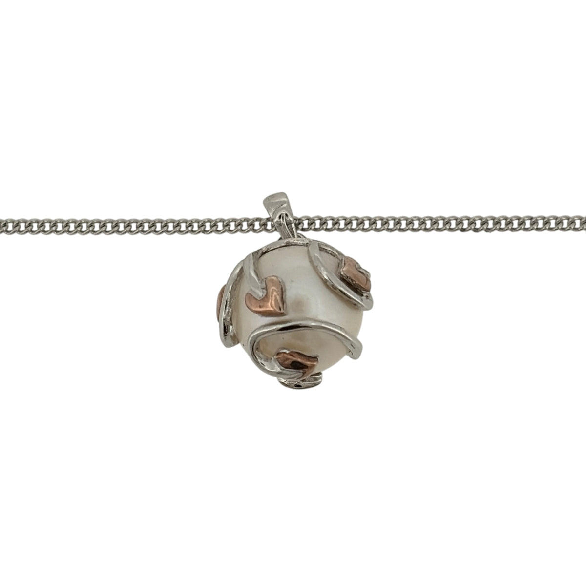 Add an elegant and meaningful touch to your jewellery collection with this pre-owned 925 sterling silver, 9ct rose gold and pearl Clogau Tree of Life pendant necklace, featuring the iconic nature-inspired design complemented by a beautiful pearl.

Design: The necklace features the classic Clogau Tree of Life motif, combining decorative tree-inspired detailing with contrasting silver and rose gold tones and a delicate pearl accent.