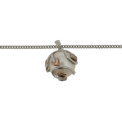 Add an elegant and meaningful touch to your jewellery collection with this pre-owned 925 sterling silver, 9ct rose gold and pearl Clogau Tree of Life pendant necklace, featuring the iconic nature-inspired design complemented by a beautiful pearl.

Design: The necklace features the classic Clogau Tree of Life motif, combining decorative tree-inspired detailing with contrasting silver and rose gold tones and a delicate pearl accent.