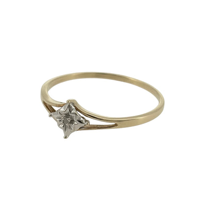 Add a classic touch to your jewellery collection with this pre-owned 9ct yellow and white gold diamond solitaire ring, featuring a distinctive star-style illusion setting in an elegant two-tone gold design.

Design: The ring features a traditional solitaire style with a star-shaped illusion setting, combining contrasting yellow and white gold tones for an attractive and timeless appearance.