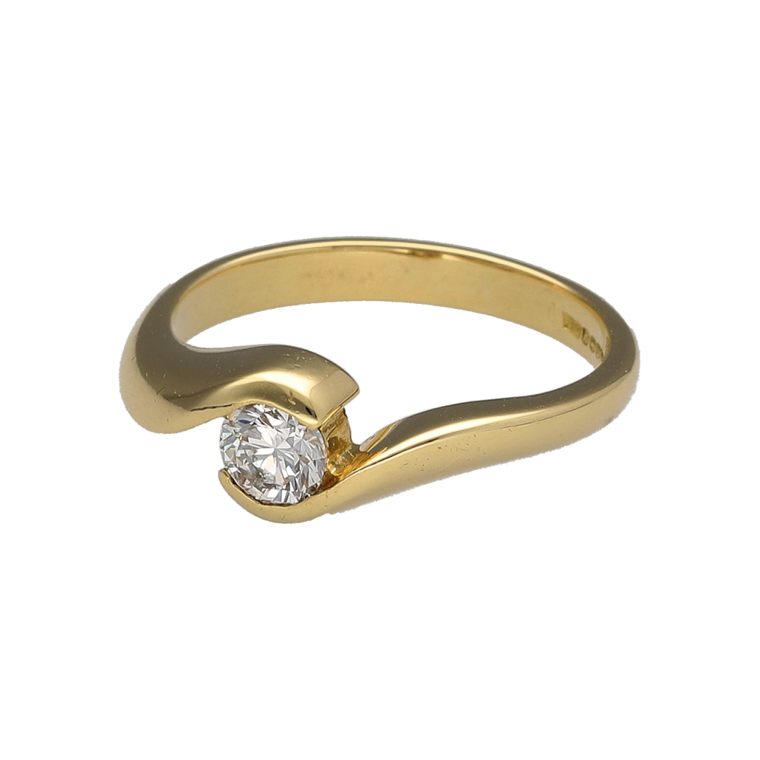 This pre-owned 18ct yellow gold diamond twist solitaire ring is a timeless design, featuring a brilliant cut diamond within a decorative twist-style setting.

Design: Featuring a classic solitaire design with a twist-style setting, this ring showcases a single brilliant cut diamond in warm 18ct yellow gold.
Material: Made from 18-carat yellow gold.
Gemstone Detail: Set with a brilliant cut diamond of approximately 0.20ct.