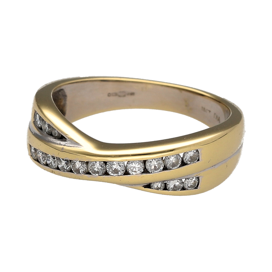 This pre-owned 18ct yellow gold diamond crossover band ring is a distinctive design, featuring a curved crossover profile with diamond detailing across the front.

Design: Featuring a crossover-style band design, this ring has overlapping curved sections complemented by diamond detailing in warm 18ct yellow gold.
Material: Made from 18-carat yellow gold.
Gemstone Detail: Set with approximately 0.33ct of diamond content in total.