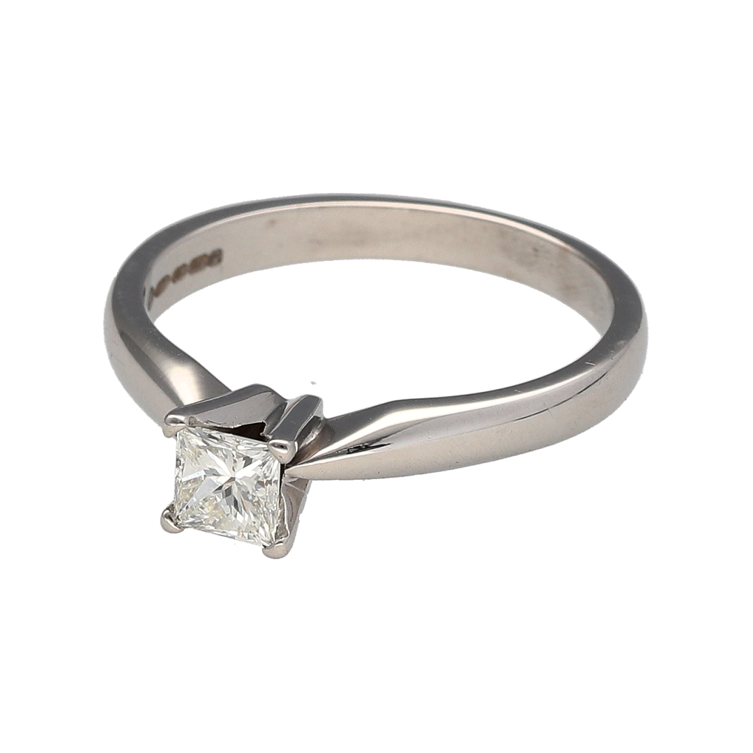 Preowned 18ct White Gold & Diamond Set Princess Cut Solitaire Ring in size M with the weight 3.60 grams. The diamond is approximately 0.40ct with approximate clarity VS and colour J -L