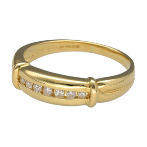 Add refined brilliance and timeless style to your jewellery collection with this pre-owned 18ct yellow gold diamond set band ring, featuring:

Design: A classic band with elegant gold detailing on the shoulders and a sparkling diamond accent at the centre, combining traditional craftsmanship with a luxurious finish.
Material: 18-carat yellow gold, offering a rich, polished appearance and exceptional durability.
Gemstone Detail: Set with a central diamond, adding subtle sparkle and sophistication.
